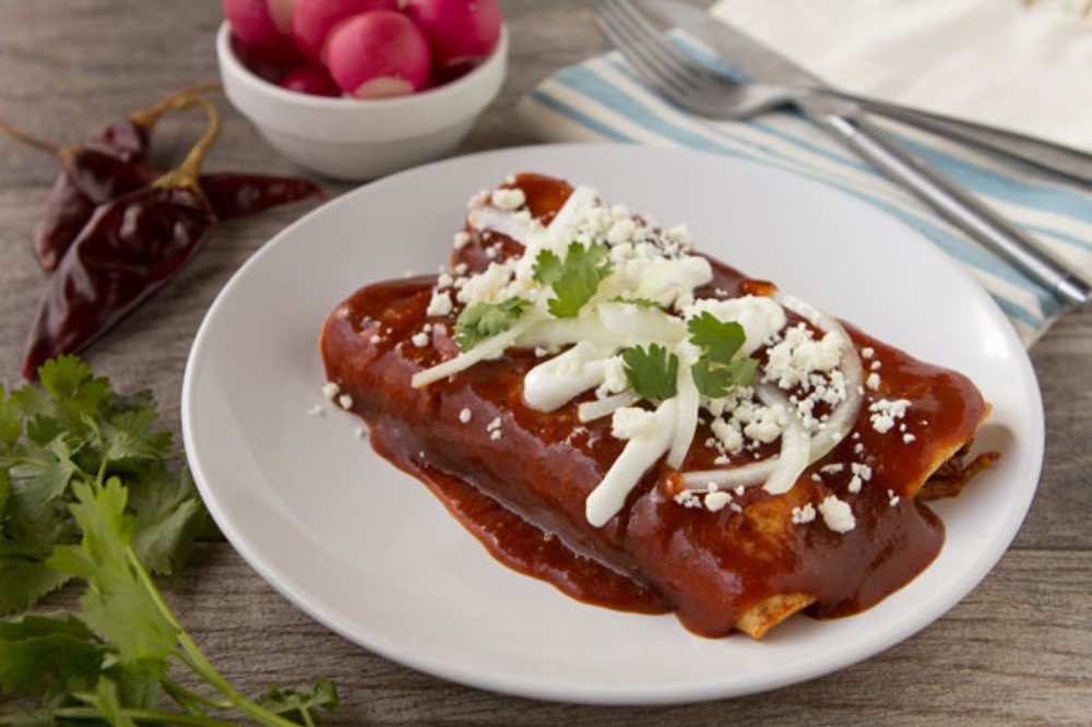 Enchiladas de pollo salsa negra