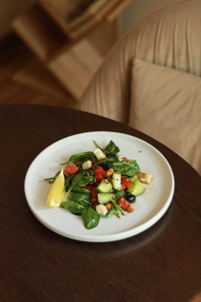 Нохутлу Салата (Салат з нутом, фетою та овочами)