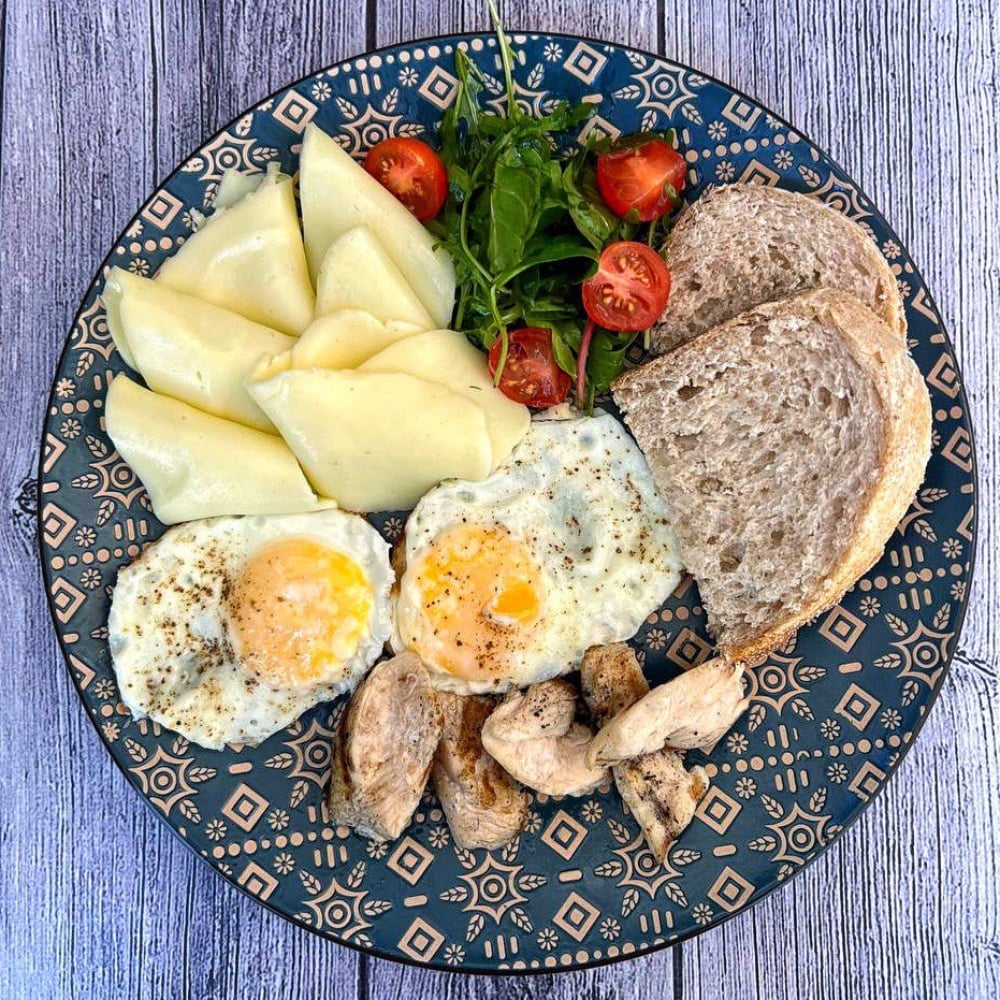 Європейський сніданок з куркою та овочами