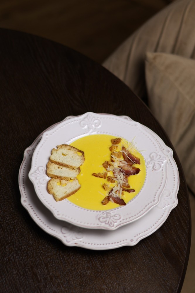 Сирний крем-суп з беконом