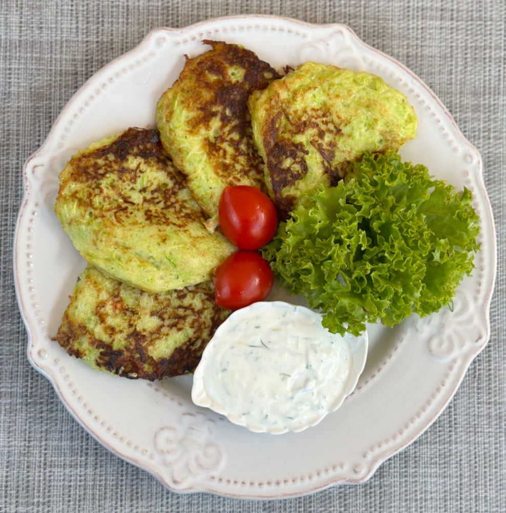 Кабачкові оладки з часниково-сметанним соусом