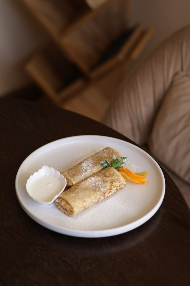 Млинці з сирковою масою та цукровою пудрою