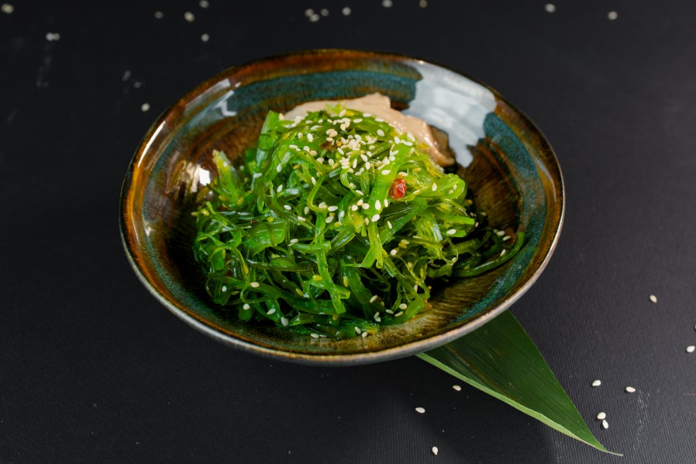 Салат чука з горіховим соусом 