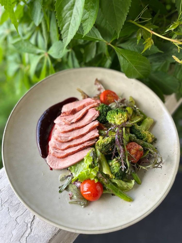 Салат з качкою sous-vide, смаженими овочами та ягідною поливою 320г 