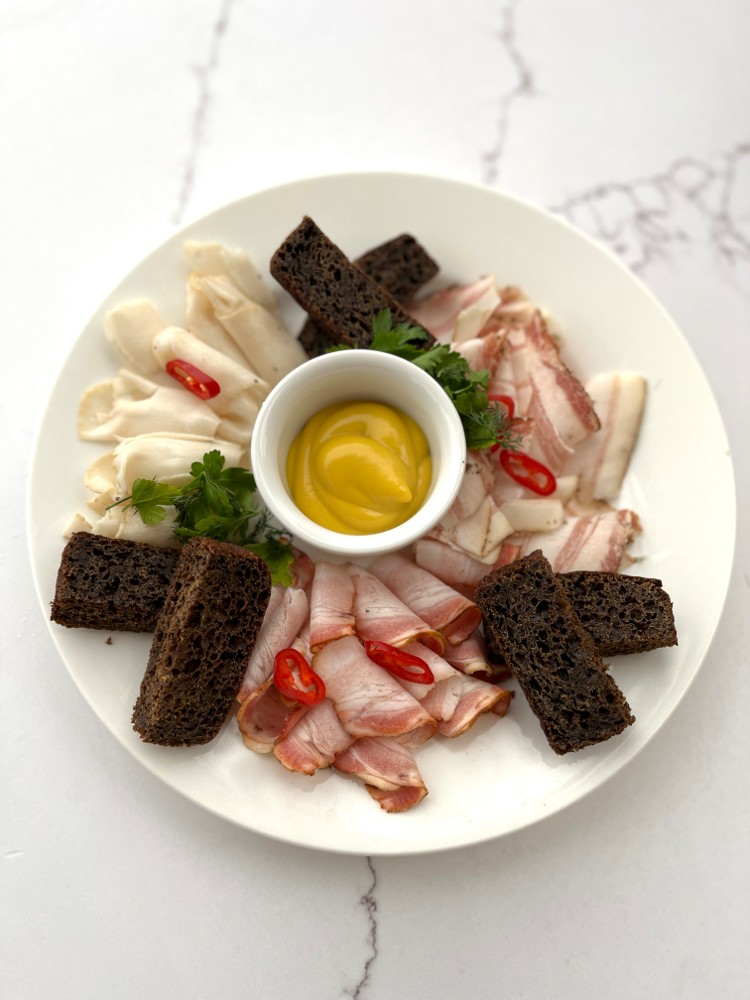 Закуска з трьох видів сала з чорним хлібом (155/100 г)