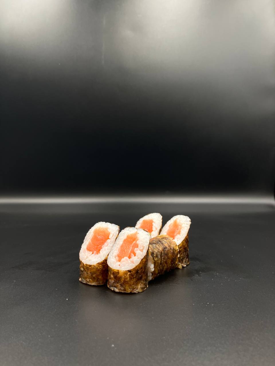 Маки роли з лососем