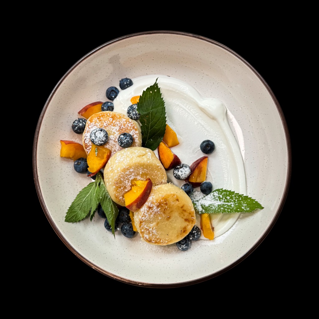 Сирники з ягодами та сметаною