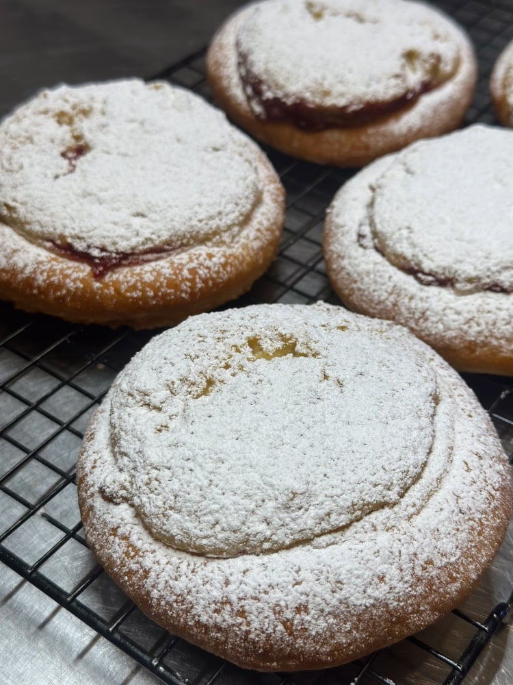 Vatrushka pistachio & raspberry