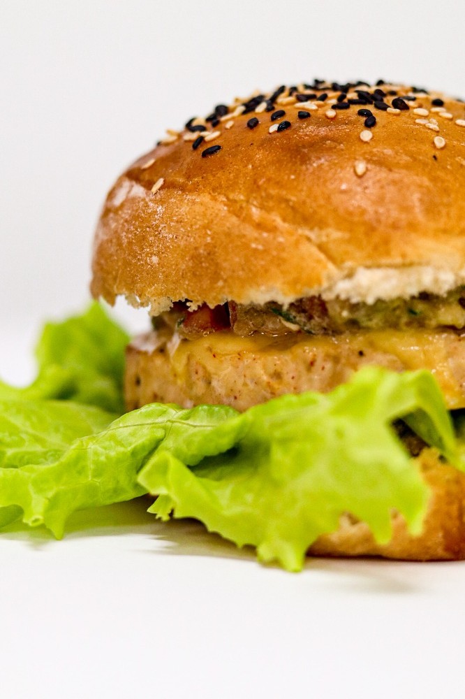 Бургер з курячою котлетою