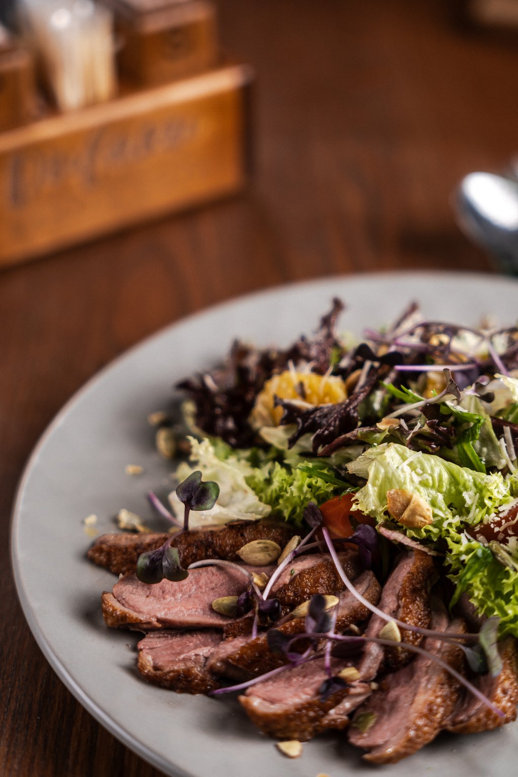 Салат із качкою, апельсином та ягідним соусом / Salad with duck, orange and berry sauce