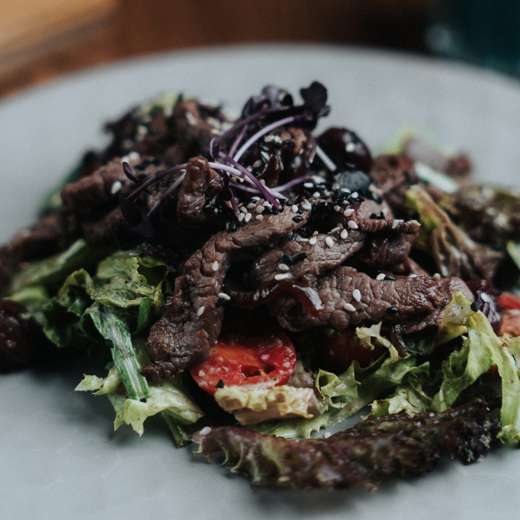 Теплий салат із телятиною, вишнею та соусом ківі / Warm salad with veal, cherry and kiwi sauce