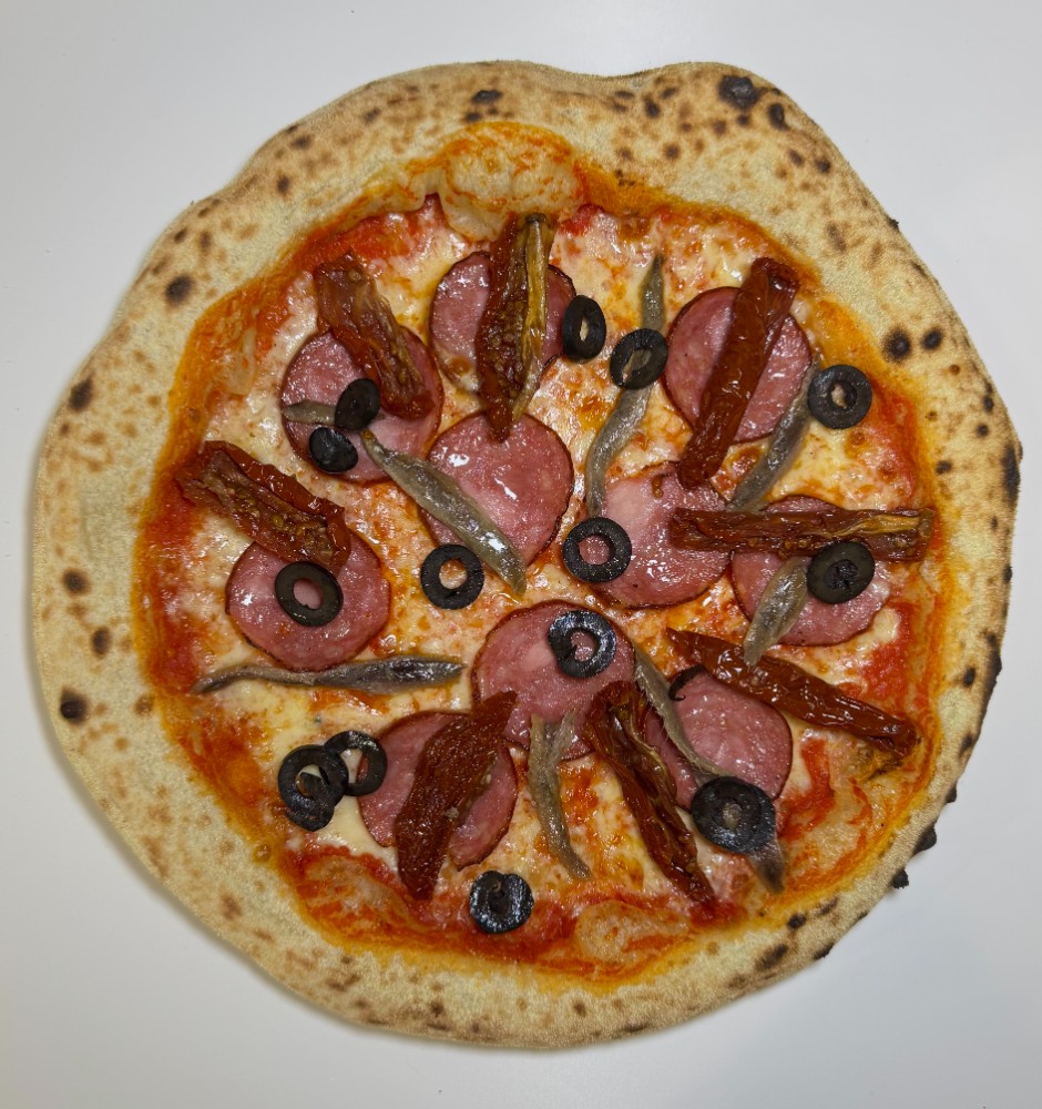 Піца неаполітанська з анчоусами