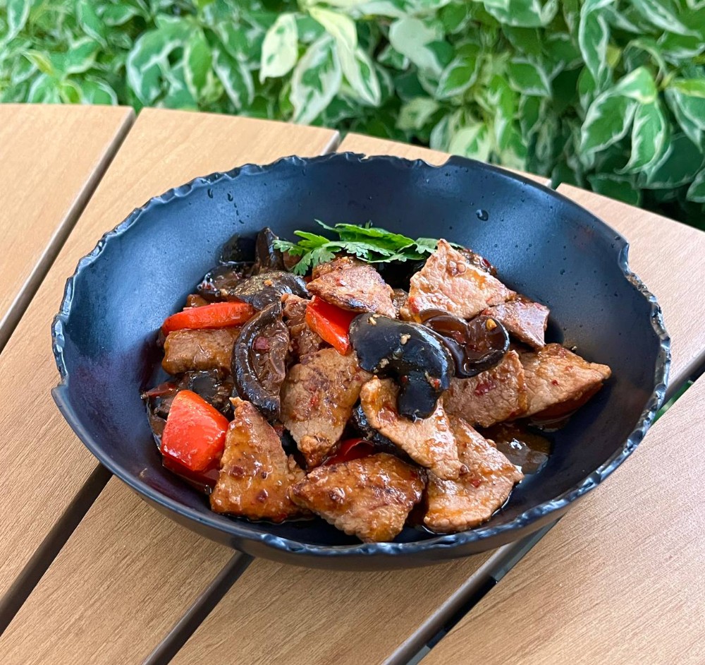 Телятина з грибами у гострому соусі