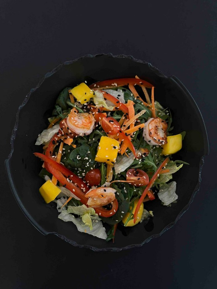 Салат з креветками та манго