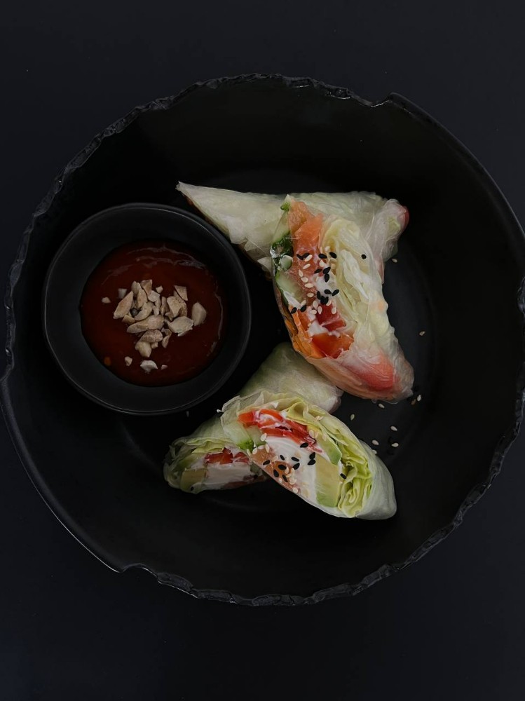 Спрінг рол з лососем та авокадо