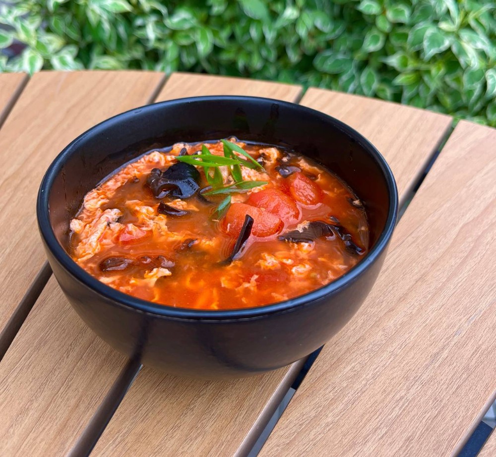 Суп з помідорами та яйцем