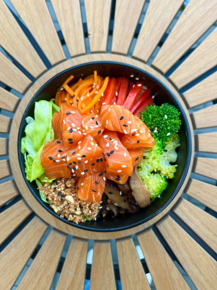 Боул із лососем