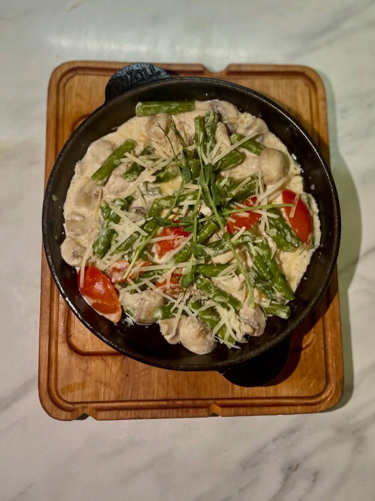 Пательня з куркою та овочами 
