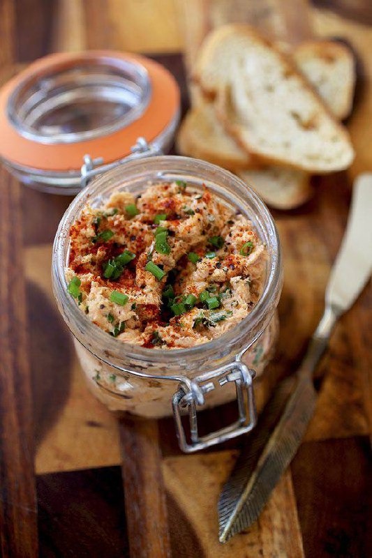 Кручене сальце з часником, зеленню та прянощами (500 г)