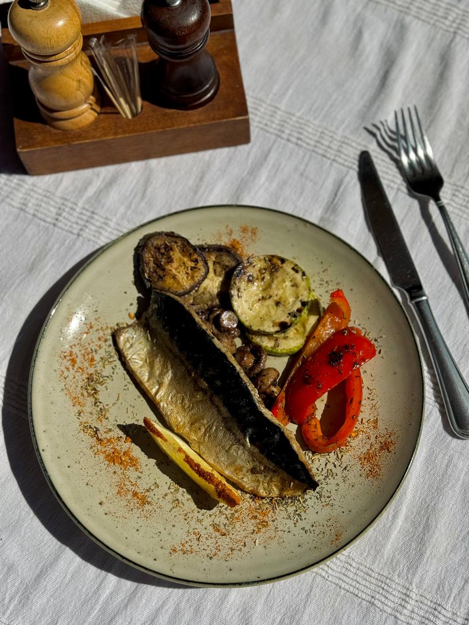 Філе скумбрії на грилі з овочами (230/30 г)