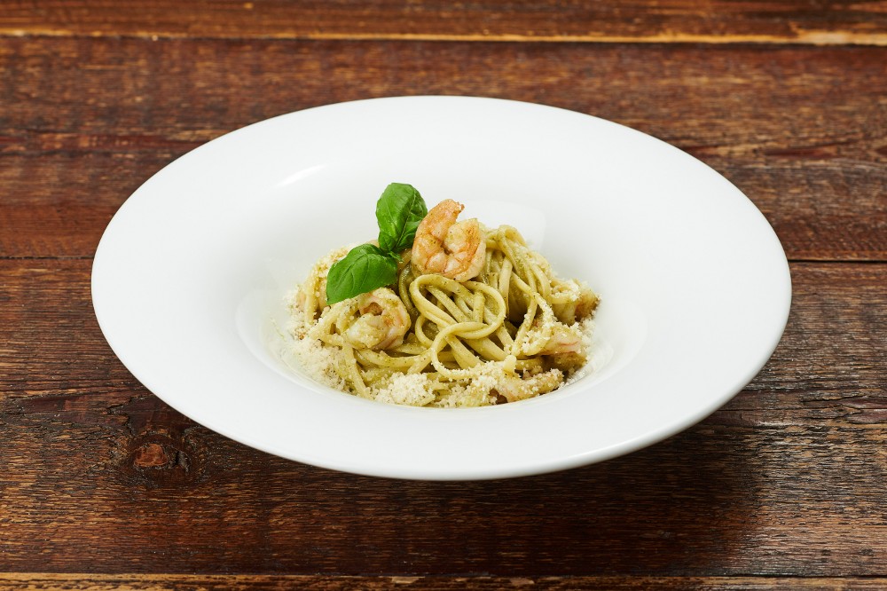 Linguini with shrimp and pesto sauce