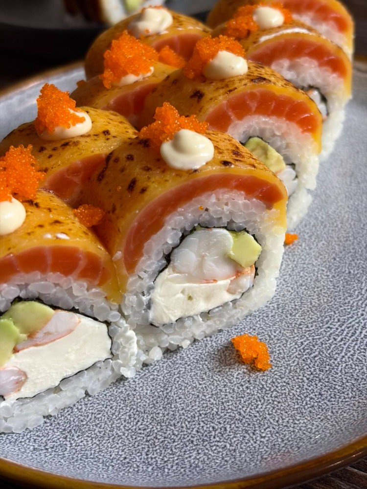 Рол дорогий з лососем 