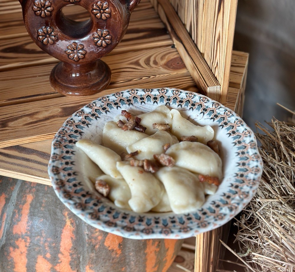 Вареники з картоплею, грибами та сметаною