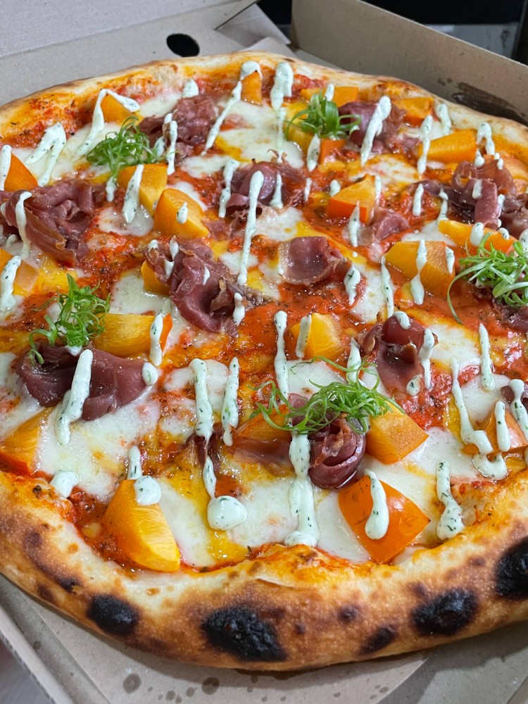 Піца з прошутто та хурмою