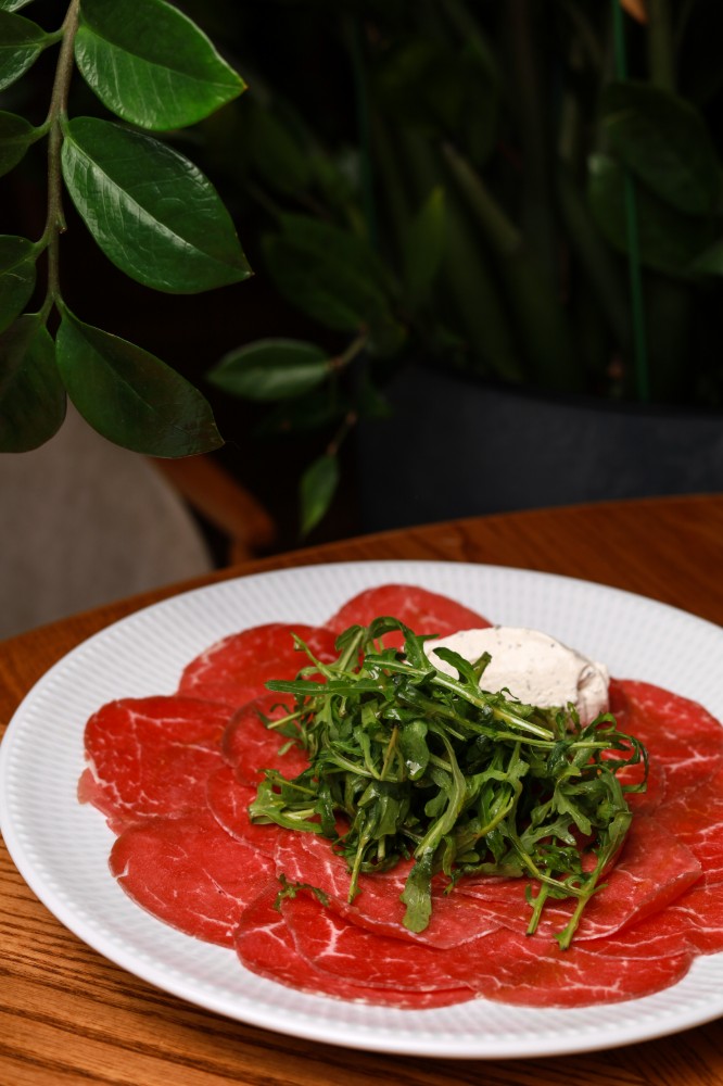 КАРПАЧО З яловичиною з трюфельним крем сиром