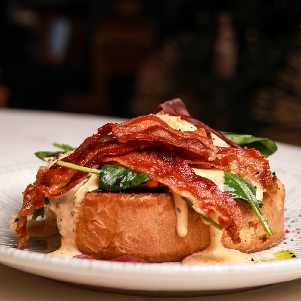 БРІОШ з жовтком фрі та беконом з трюфельним соусом