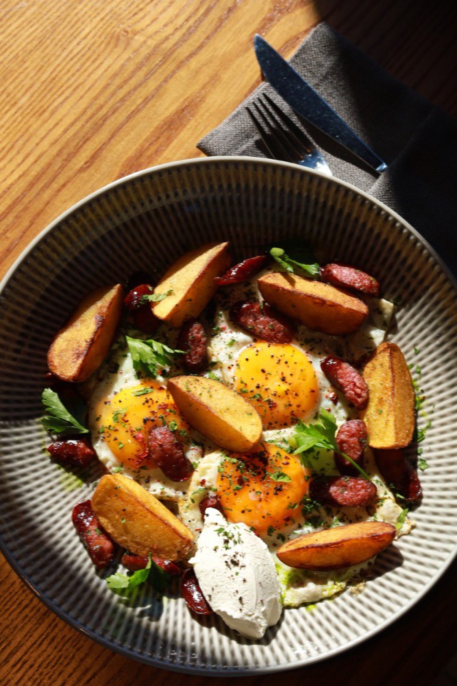 ЯЄЧНЯ З КРЕМ СИРОМ ТА КОВБАСКАМИ