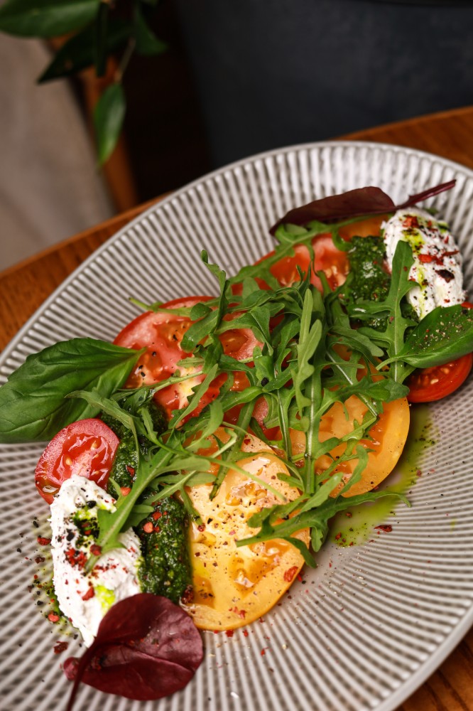 КАПРЕЗЕ З СТРАЧАТЕЛЛОЮ ТА ПЕСТО