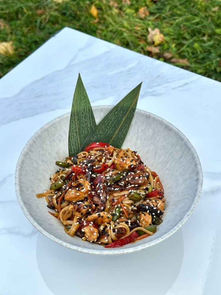 Удон з куркою та овочами