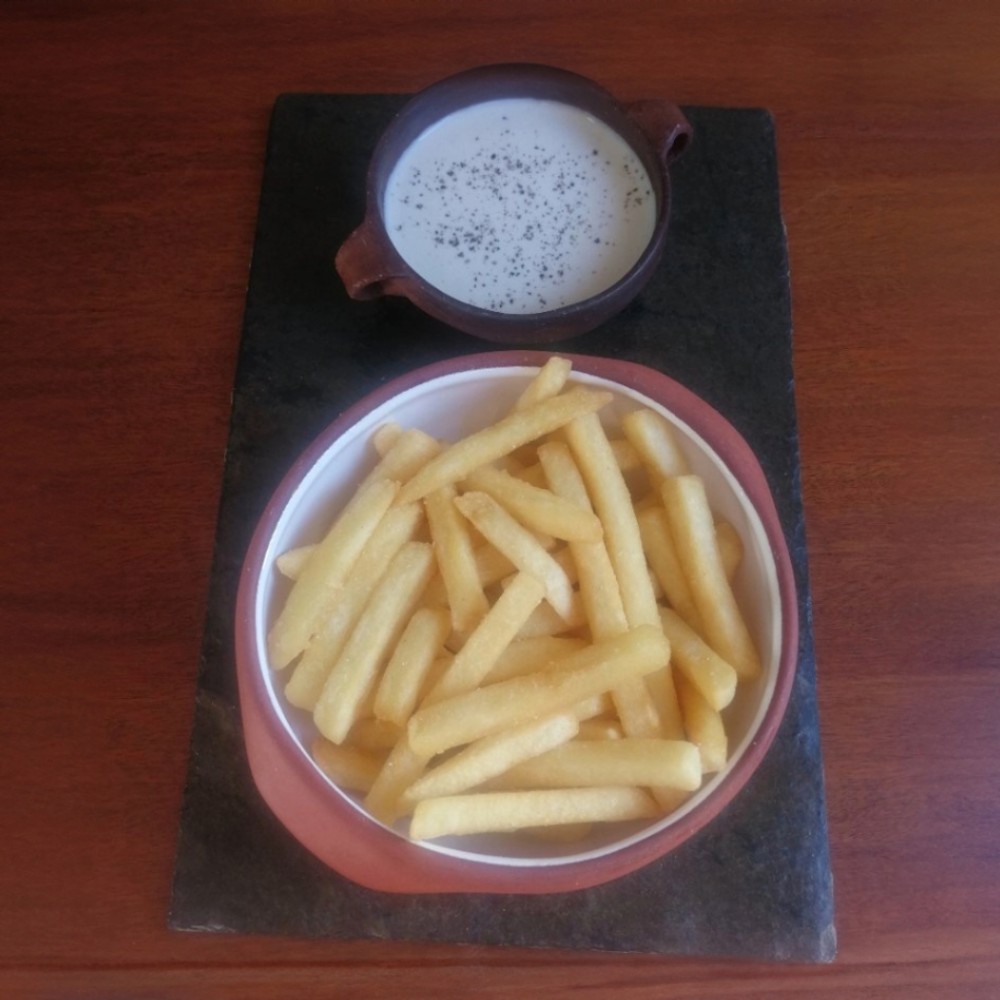 Papas Fritas con Salsa de Queso Azul