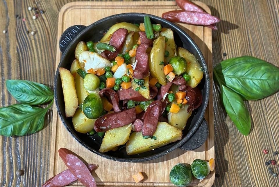 Пательня з овочами та мисливськиими ковбасками