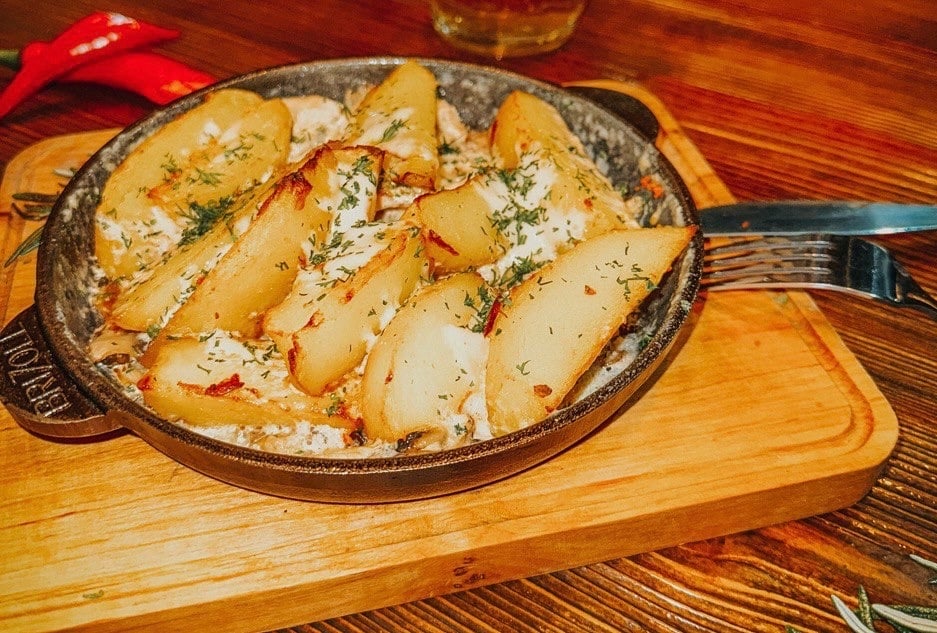 Пательня з мисливськими ковбасками