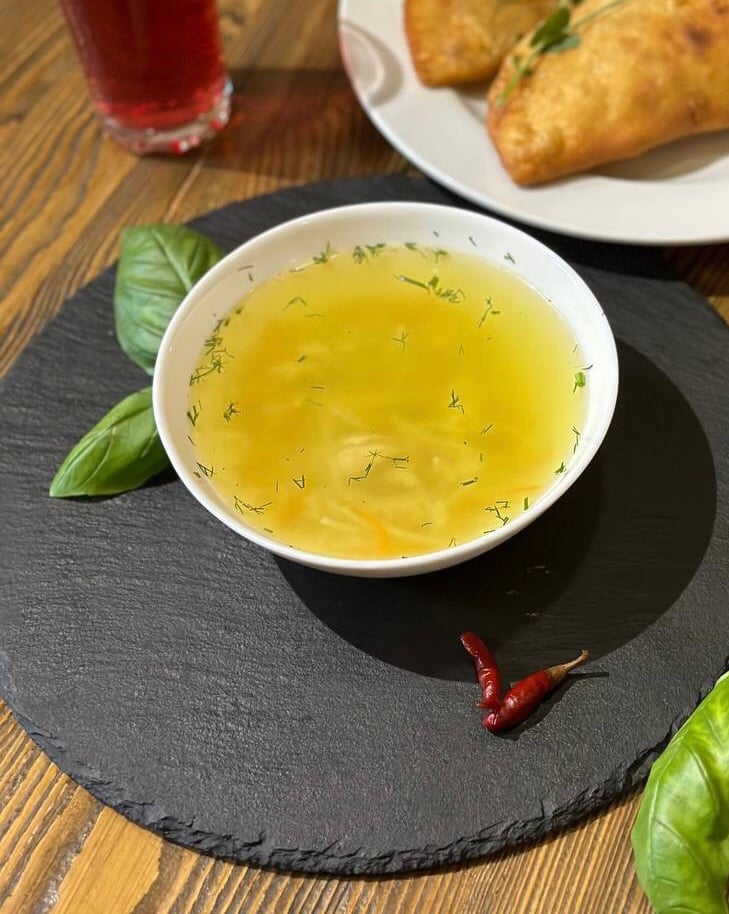 Бульйон з куркою та локшиною