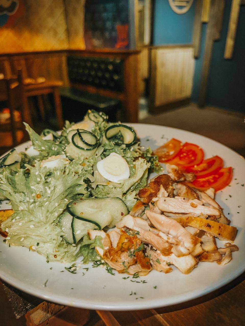 Теплий салат з курячим бедром