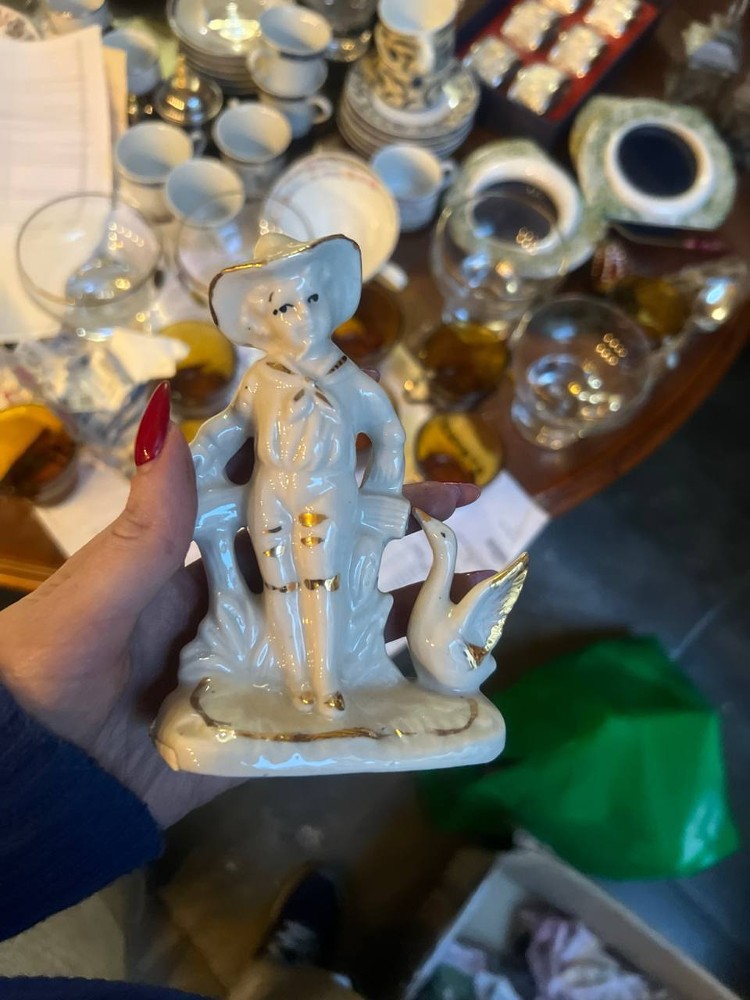 Статуетка хлопчик з гускою
