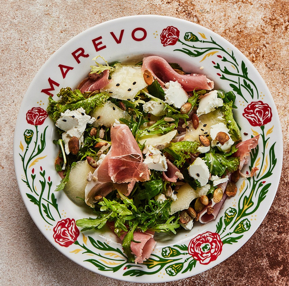 Салат с дыней и козьим сыром