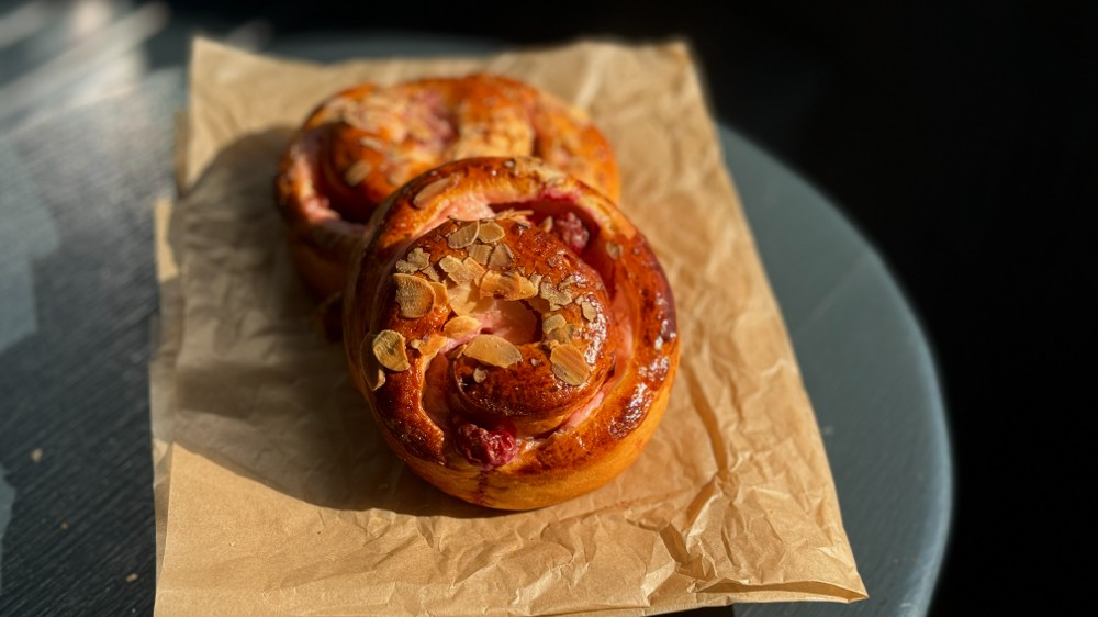 Булка полуничний крем +вишня