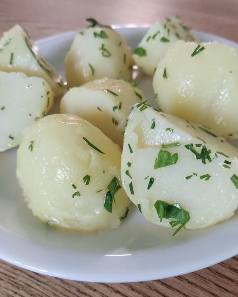 Картопля молода зеленню