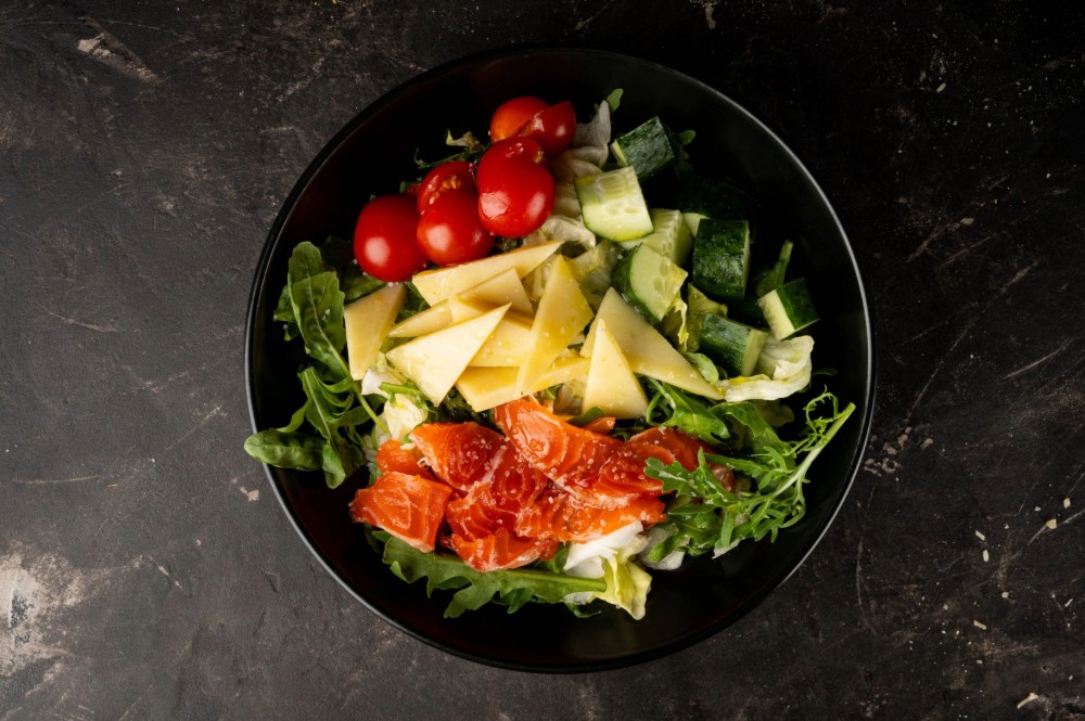 Салат "Мікс салат Лосось та пармезан"