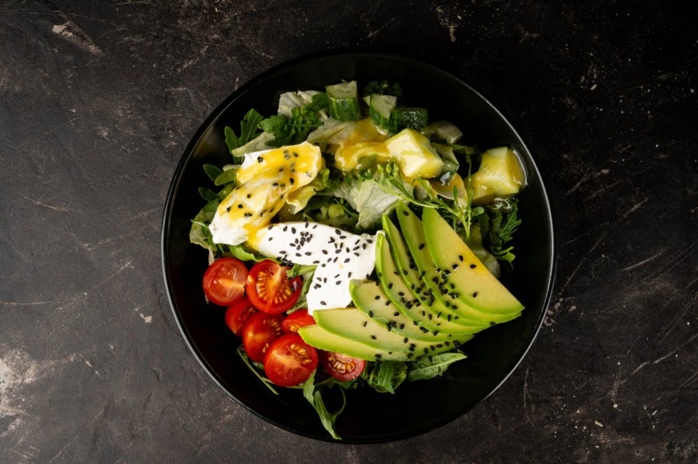 Салат "Мікс салат з авокадо та крем сиром"