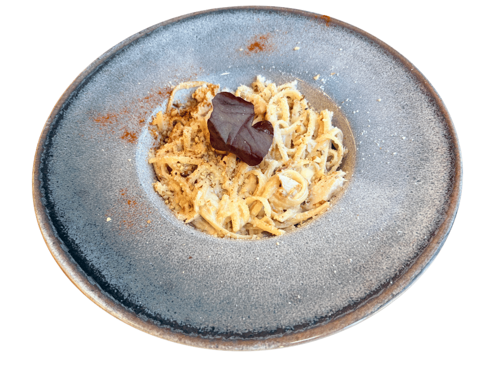 Паста з куркою та грибами під горіховим соусом