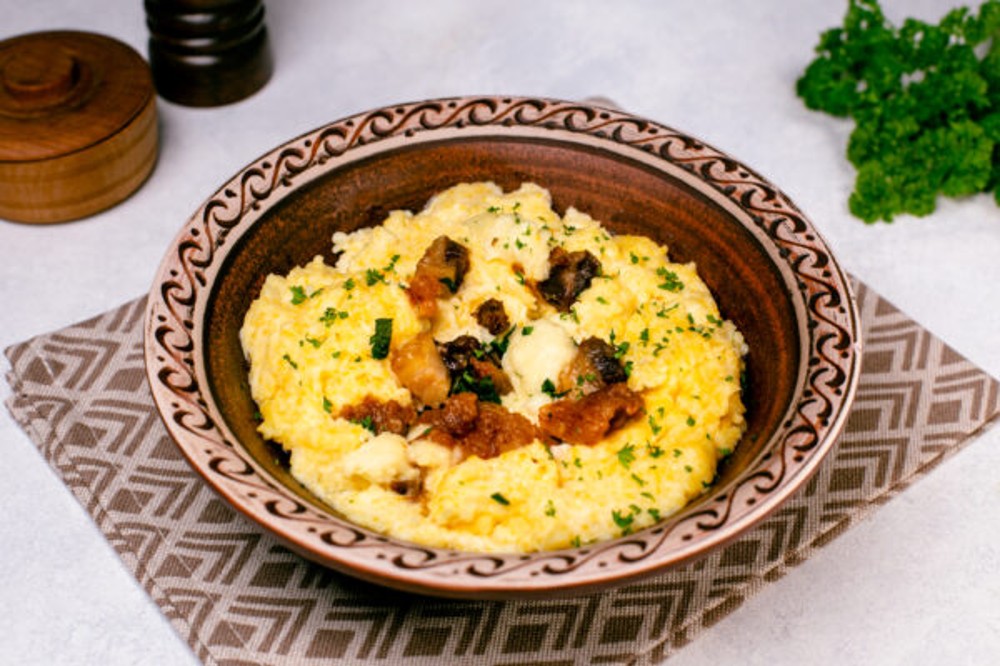 Бануш зі шкварками