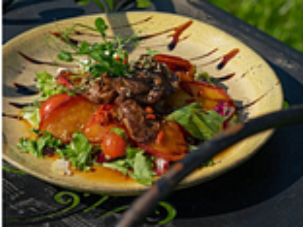 Салат з печінкою курчати та карамелізованим яблуком