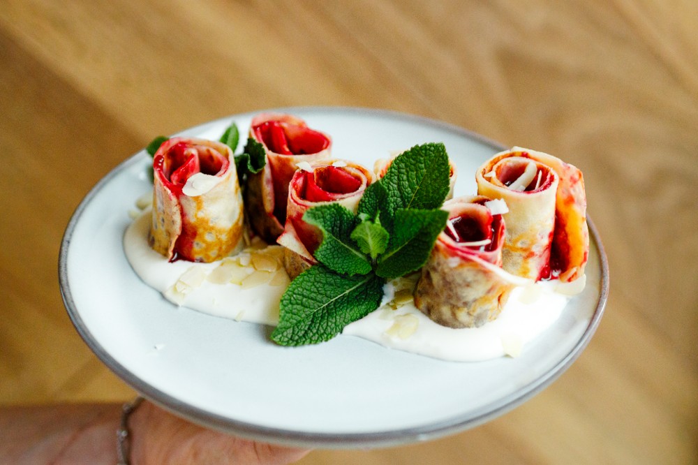 Млинці з кремом маскарпоне і вишнями