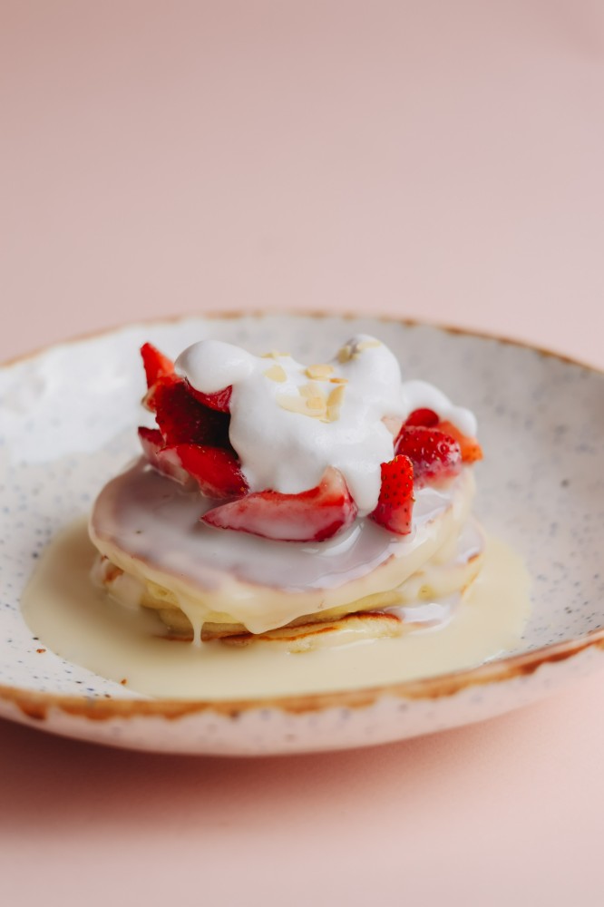 Панкейки з кокосовим соусом та полуницею