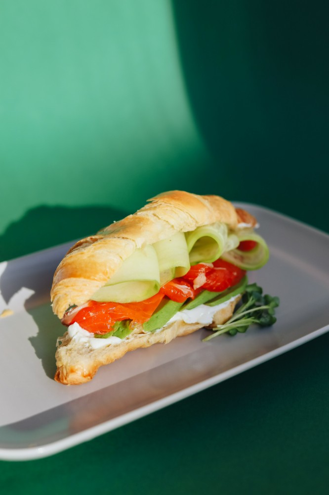 Круасан з лососем і авокадо